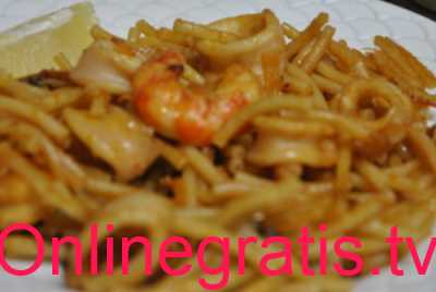 Pasta con gambas y calamares